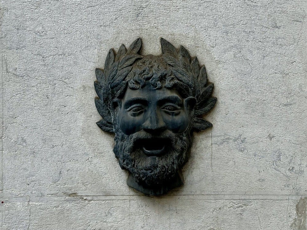 The ‘hidden’ messenger on the wall of Rua da Prata, alerting visitors about the Roman Galleries, in Lisbon