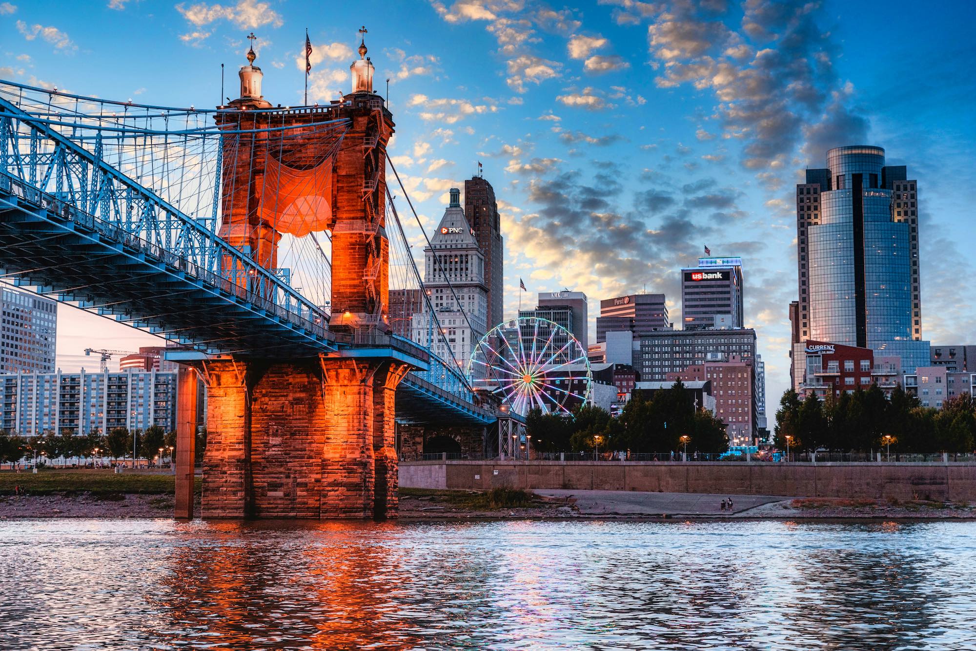 Evening cruises down the Ohio River, Cincinnati, OH, USA