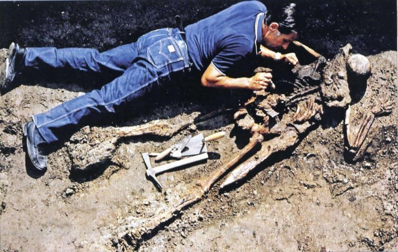 The Last Skeleton of the Herculaneum Beach