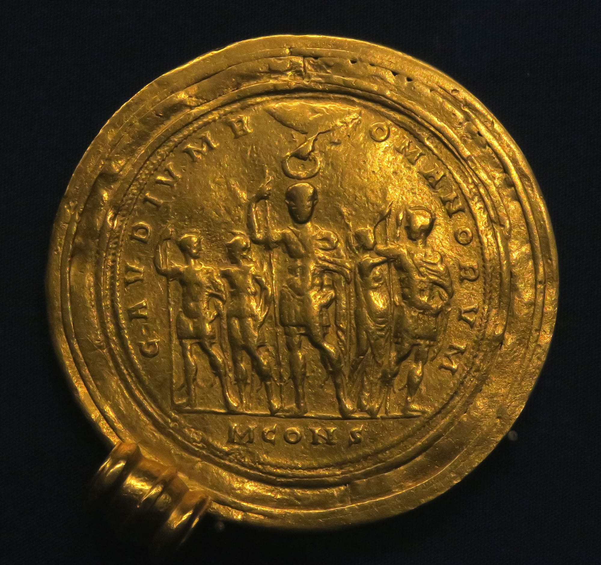 Coin from the era of Constantin II Caesar, in the middle Constantinus I, crowned by a hand (manus dei) from the clouds; on the right Constantin II crowned by Victoria.