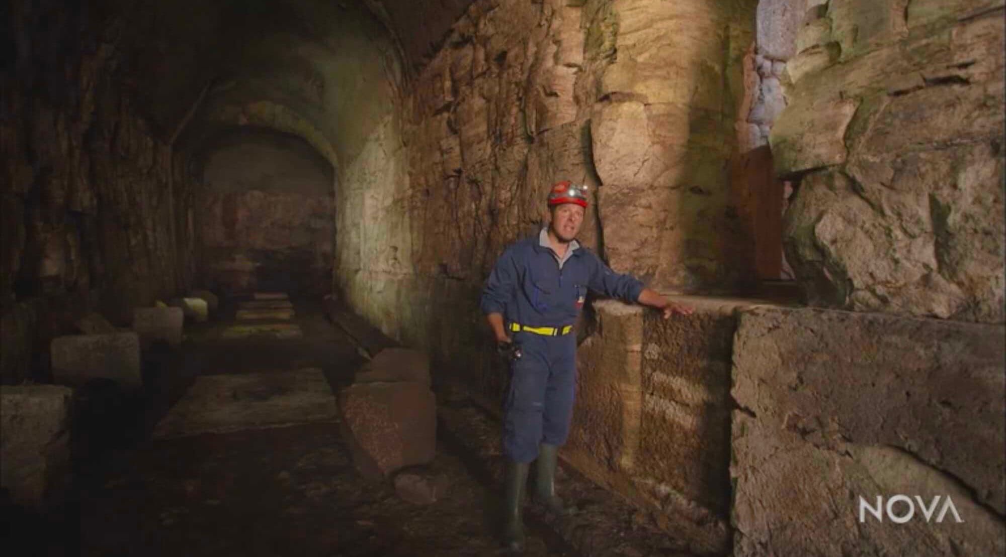 Adriano Morabito from Roma Sotterranea, showing the maximum height of the water level (at 1.5 meters or 5 feet) and explaining that if it was more, it would flood other areas of the Colosseum