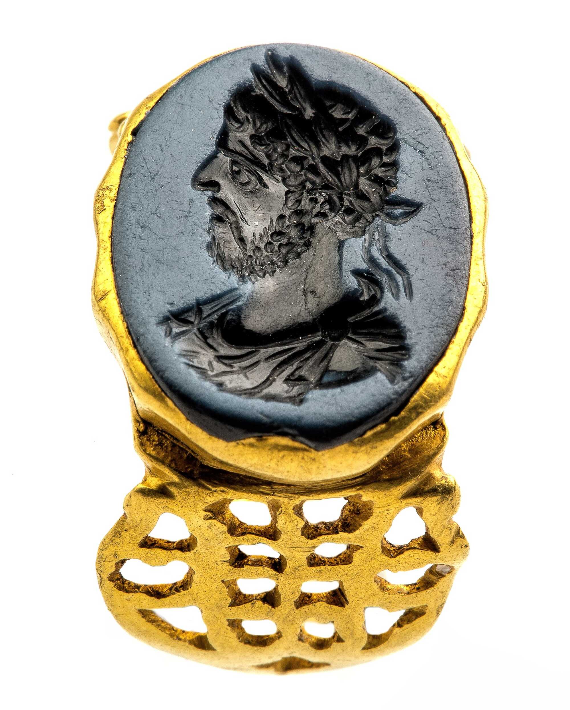Gold signet ring with intaglio with portrait of Commodus in Nicolo, 180 to 200 AD, find location - Tongeren, de Schaetzengaarde 22, 1998, loose find (possibly gold treasure), collection Gallo-Roman Museum Tongeren,